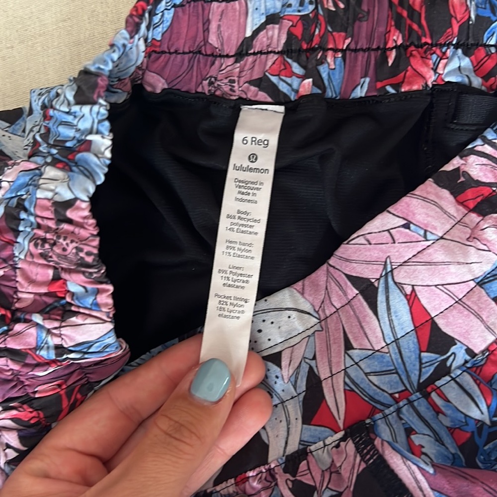 Lululemon hotty hot shorts 2.5” - Picture 3 of 3